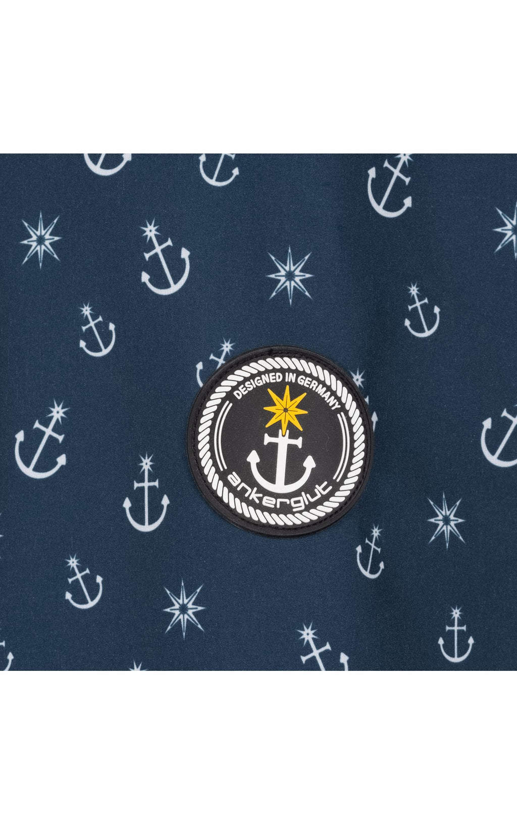 Ankerglut Softshelljacke Ankerglutschein in Navy, Detailansicht Stoff mit Ankerdruck und Logo-Patch