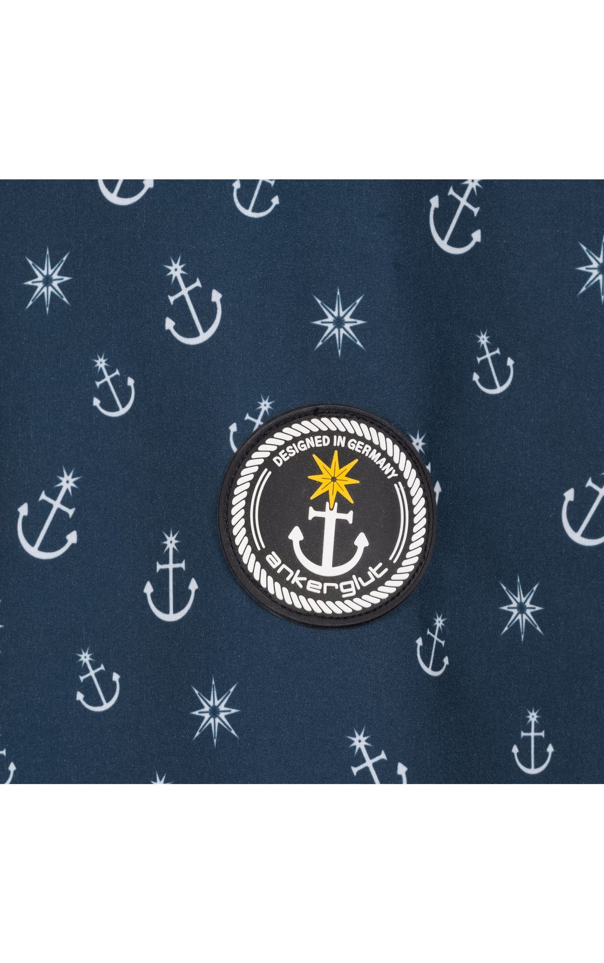 Ankerglut Softshelljacke Ankerglutschein in Navy, Detailansicht Stoff mit Ankerdruck und Logo-Patch
