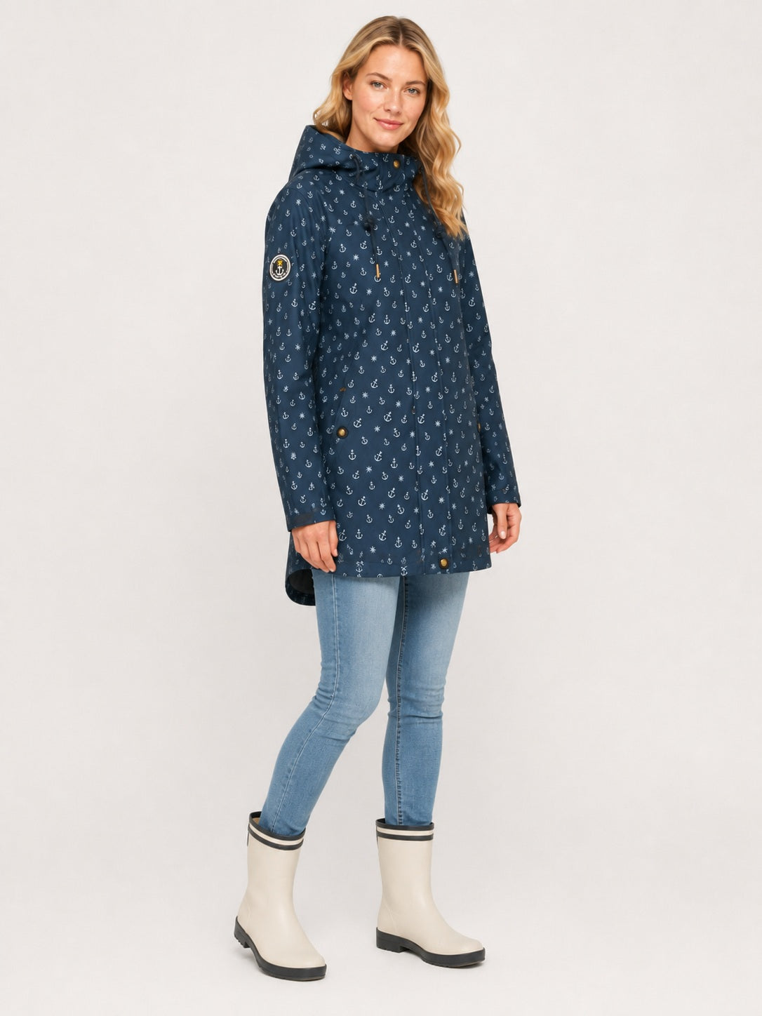 Ankerglut Softshelljacke Ankerglutschein in Navy, Seitenansicht am Model