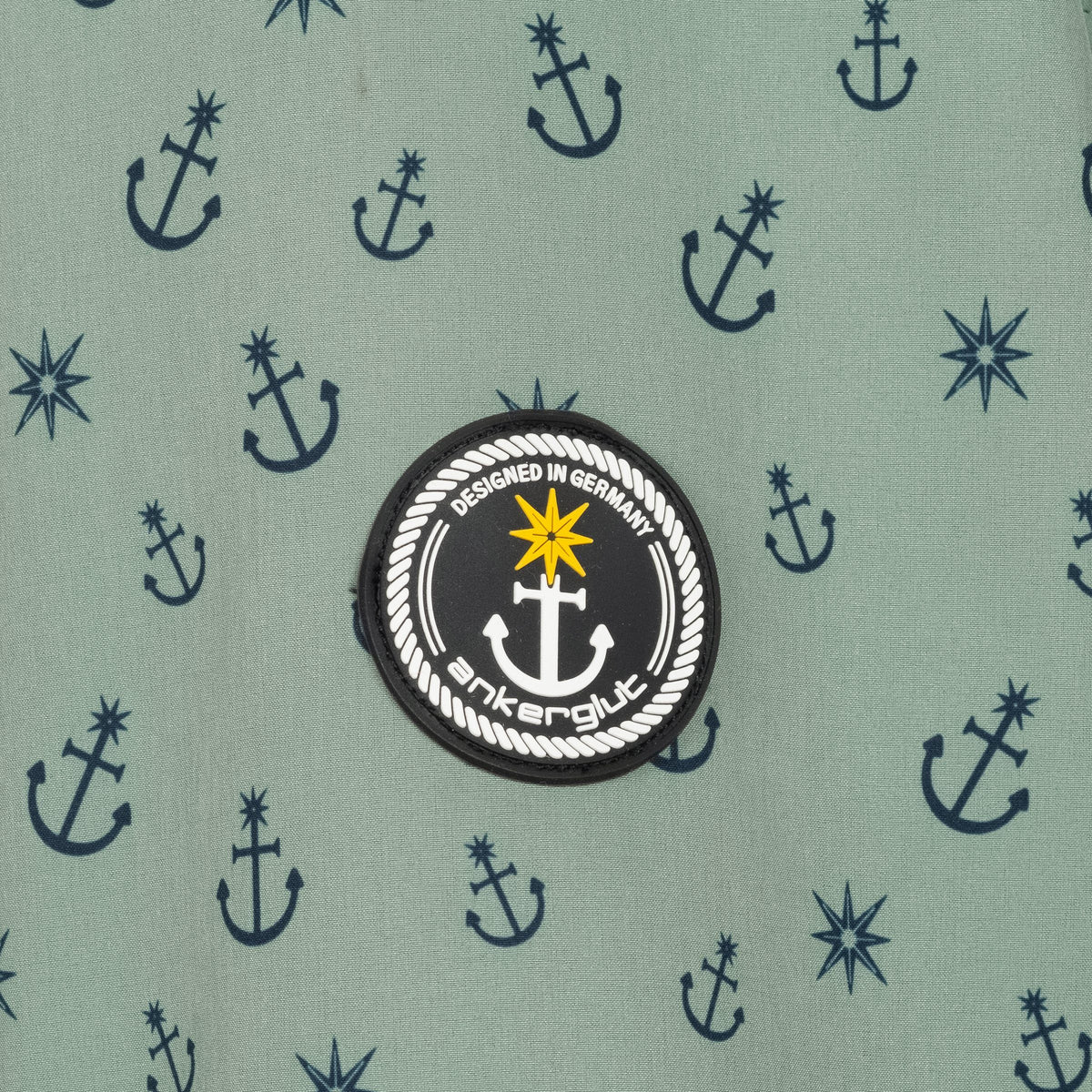 Ankerglut Softshelljacke Ankerglutschein in Grau, Detailansicht Stoff mit Ankerdruck und Logo-Patch