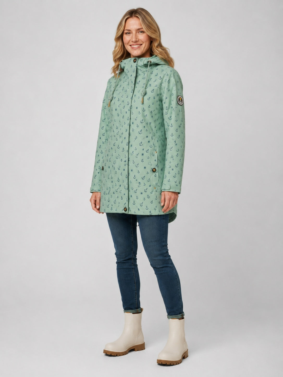 Ankerglut Softshelljacke Ankerglutschein in Grau, Seitenansicht am Model