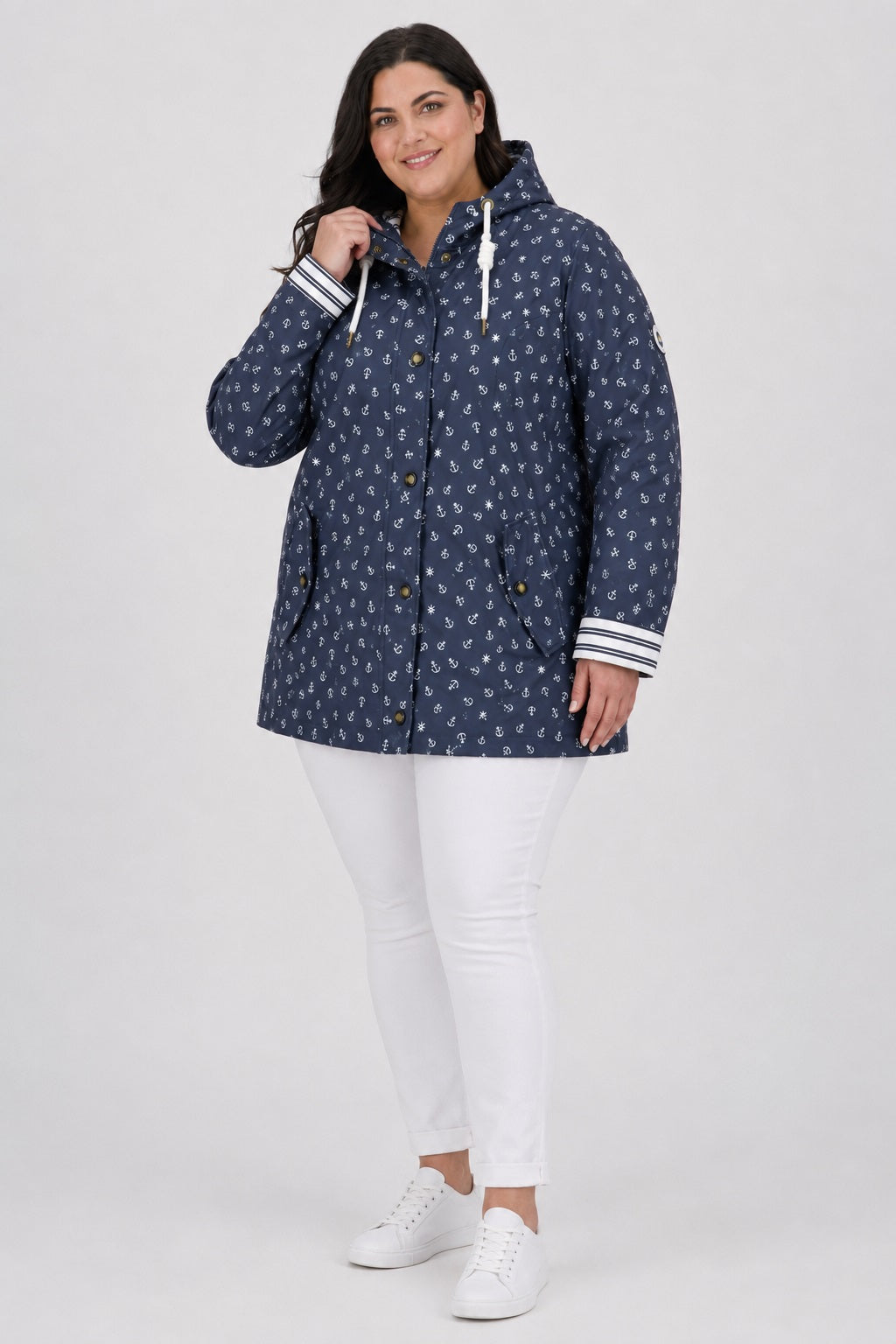Ankerglut Friesennerz Ankerglutzauber in Navy an Plus-Size-Model, Vorderansicht halbnah
