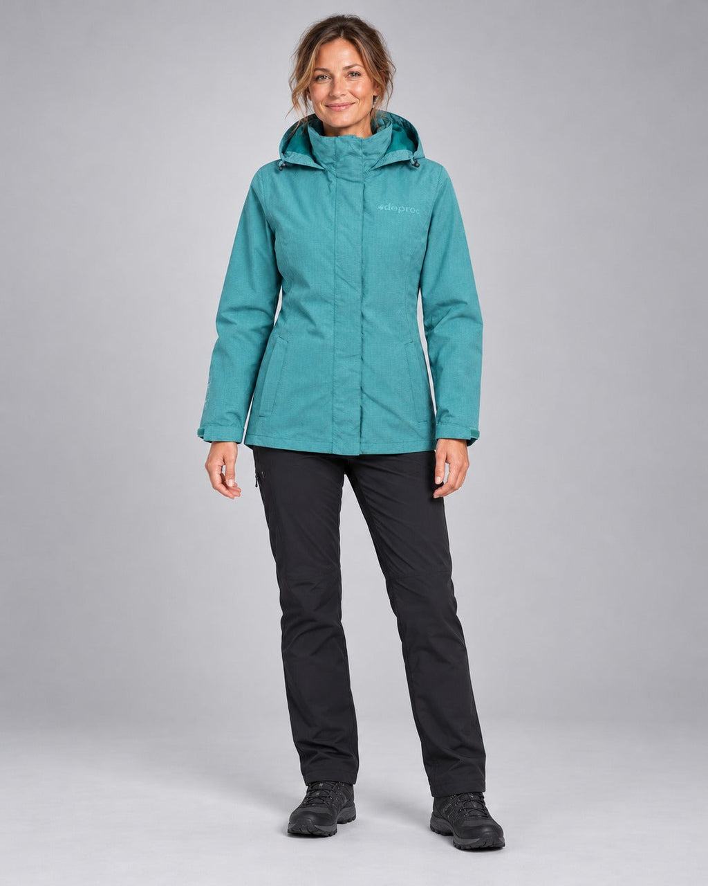 Frau trägt DEPROC LAVAL WOMEN Outdoorjacke in petrol